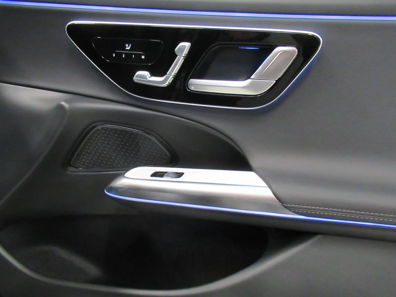 mercedes-benz e-klasa 300 de amg line/night paket/digital light/360° - slika 12