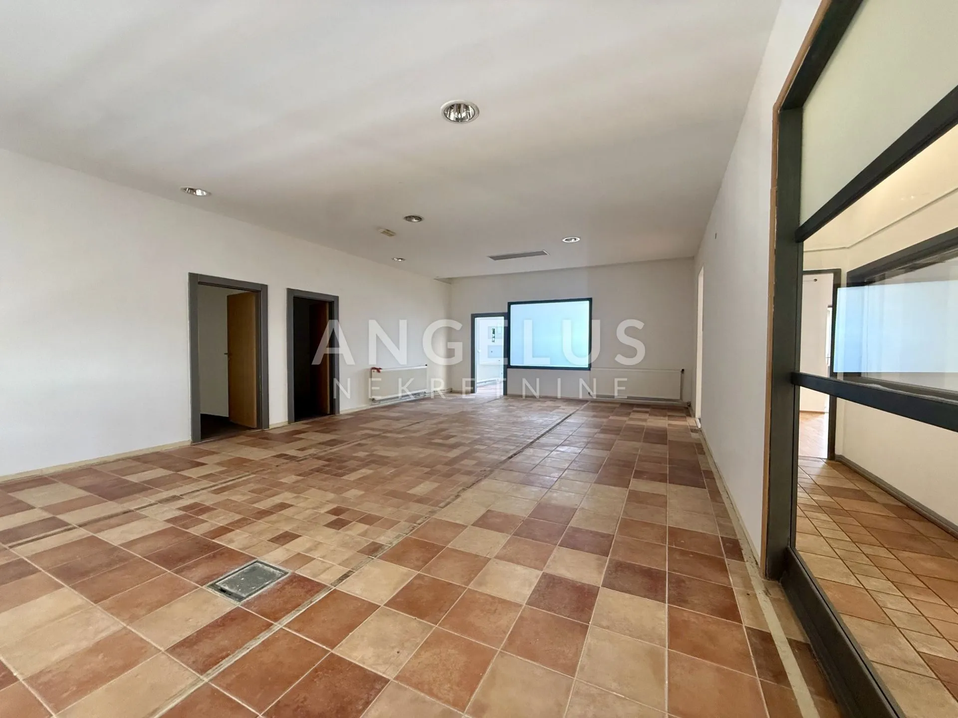 zagreb, buzin - uredsko, prodajno - skladišni prostor 650m2 s parkingom - slika 25