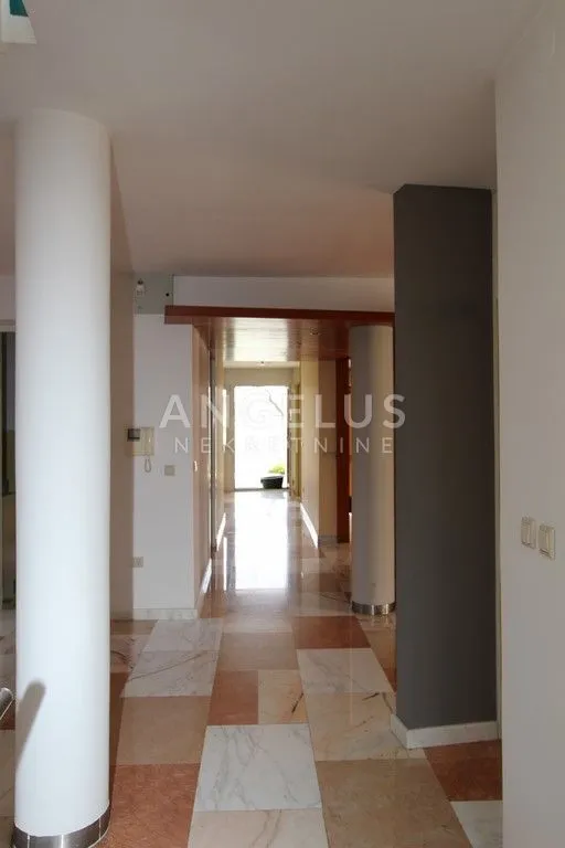 zagreb, šestine - obiteljska vila 550m2 s bazenom i velikim vrtom - slika 8