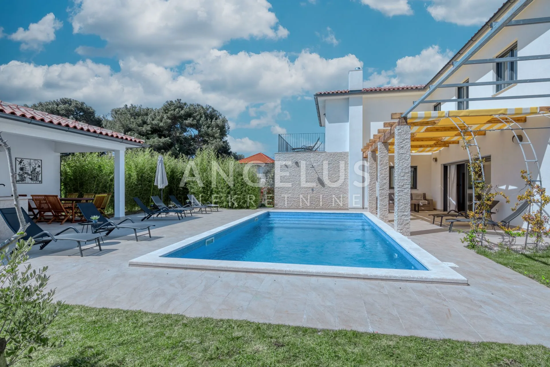 Istra, Pula - Vila za dugoročni najam, 225m2