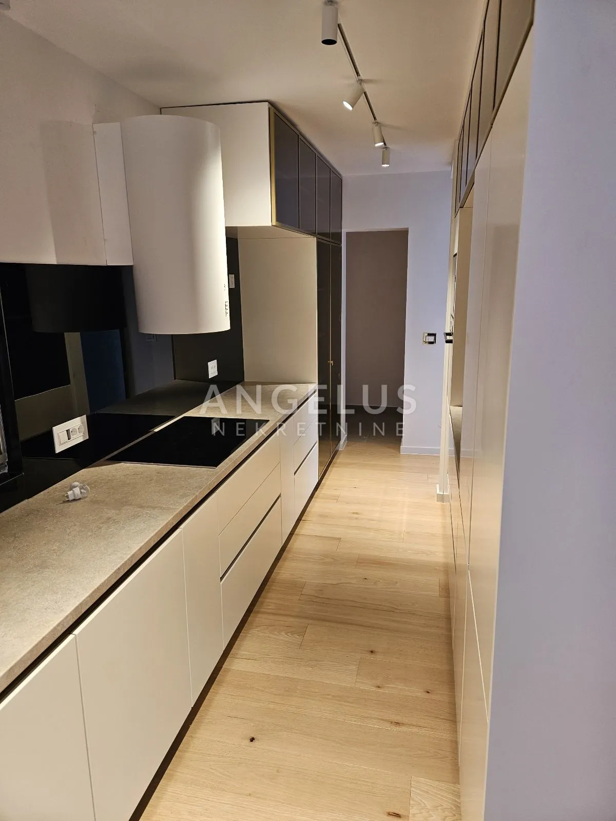 zagreb, gornje prekrižje - luksuzni dvoetažni stan 320m2 s vrtom i garažom - slika 3