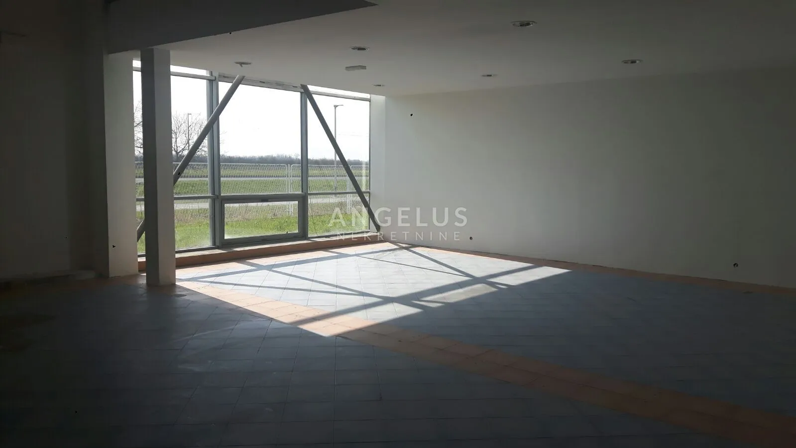 Zagreb, Buzin - uredsko, prodajno - skladišni prostor 650m2 s parkingom - Buzin, Zagreb