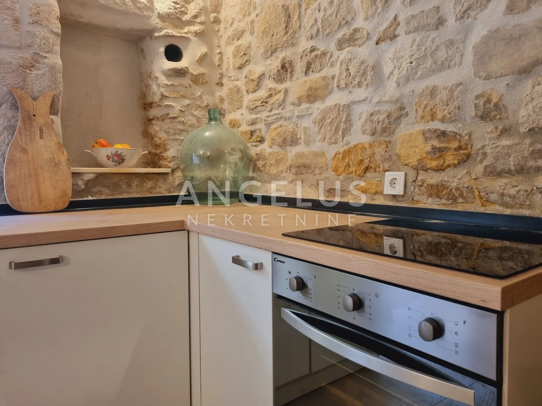 kaštela - renovirana kamena kuća 50 m od mora, prodaja - slika 4