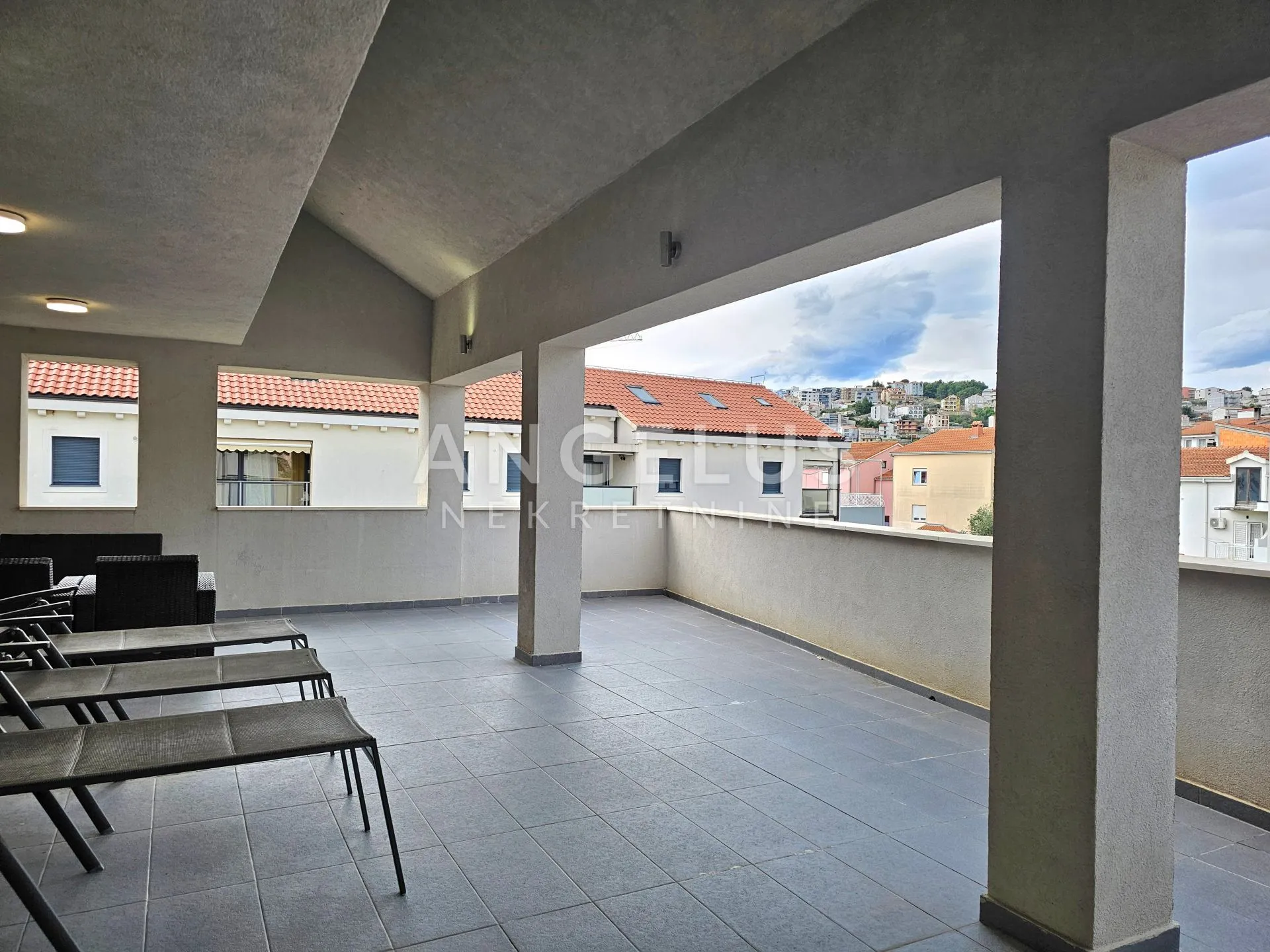podstrana strožanac - trosoban dvoetažni stan, 2 parking mjesta - slika 35