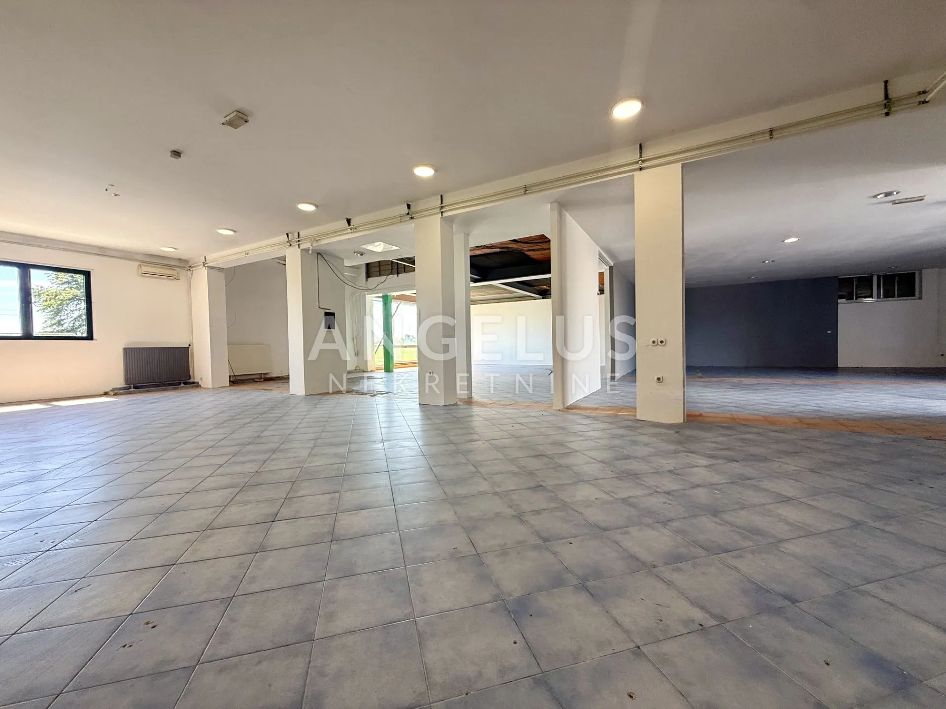 Zagreb, Buzin - uredsko, prodajno - skladišni prostor 650m2 s parkingom - Buzin, Zagreb