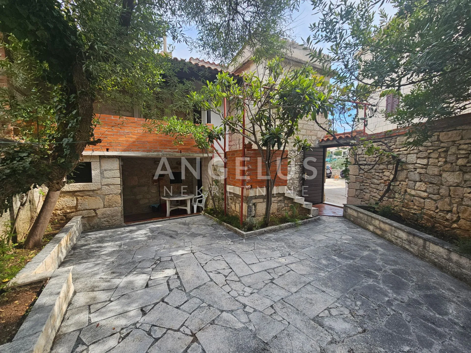 brač, sutivan - kamena kuća, 1.red uz more - slika 38