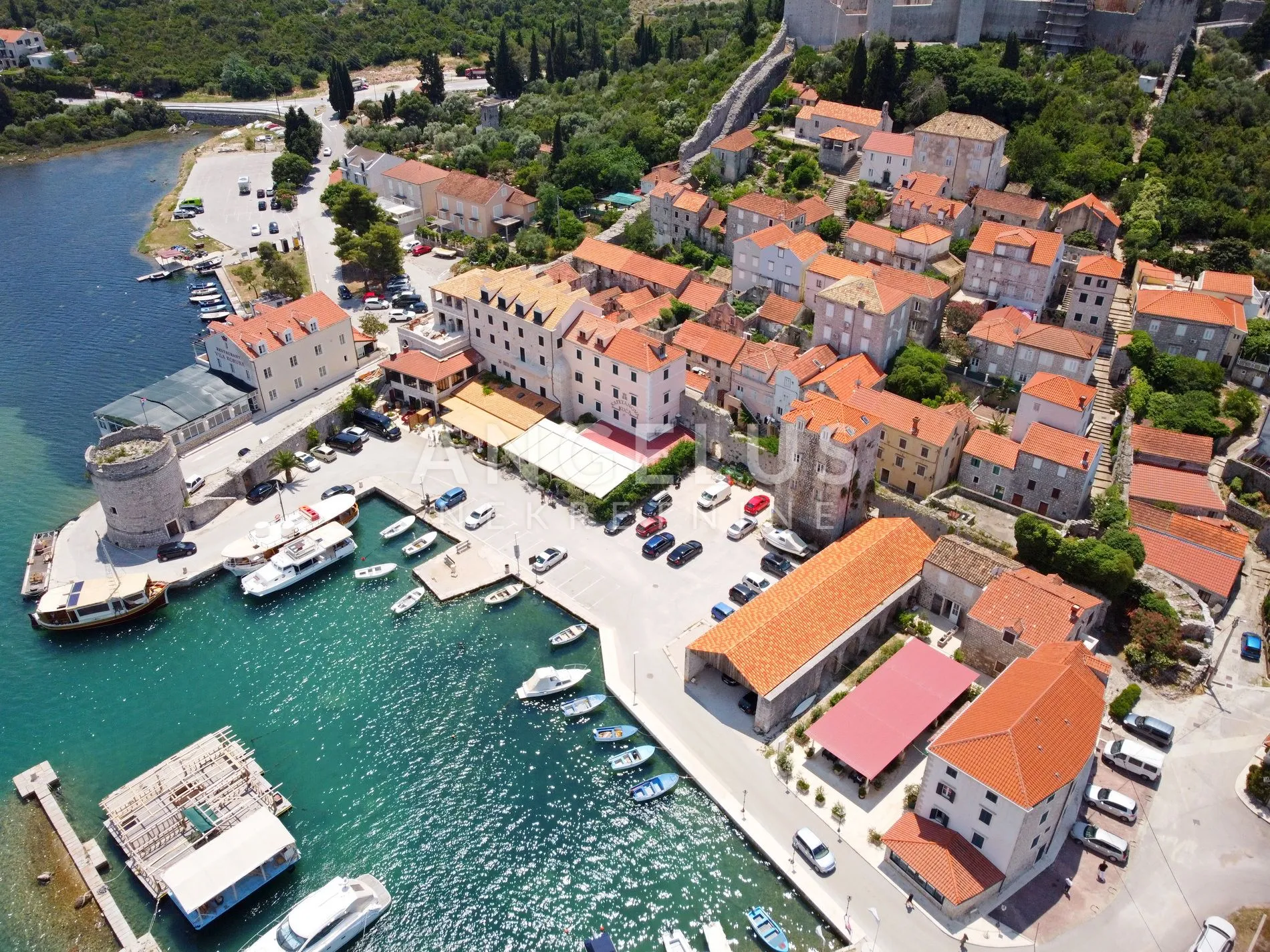 pelješac, mali ston - jedinstvena kuća s mostom ispod zidina, 180 m2. - slika 2