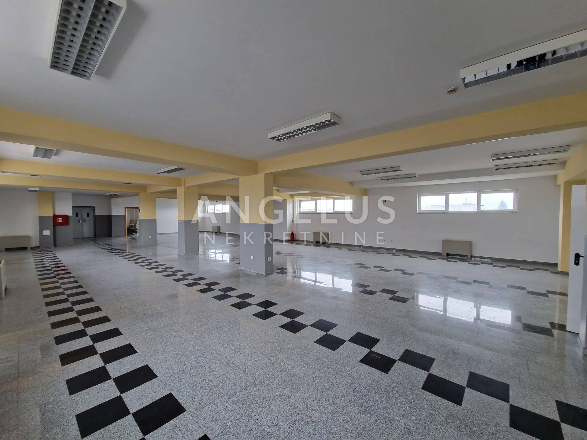 Lučko - Poslovna zgrada 1500 m2 - Lučko, Zagreb