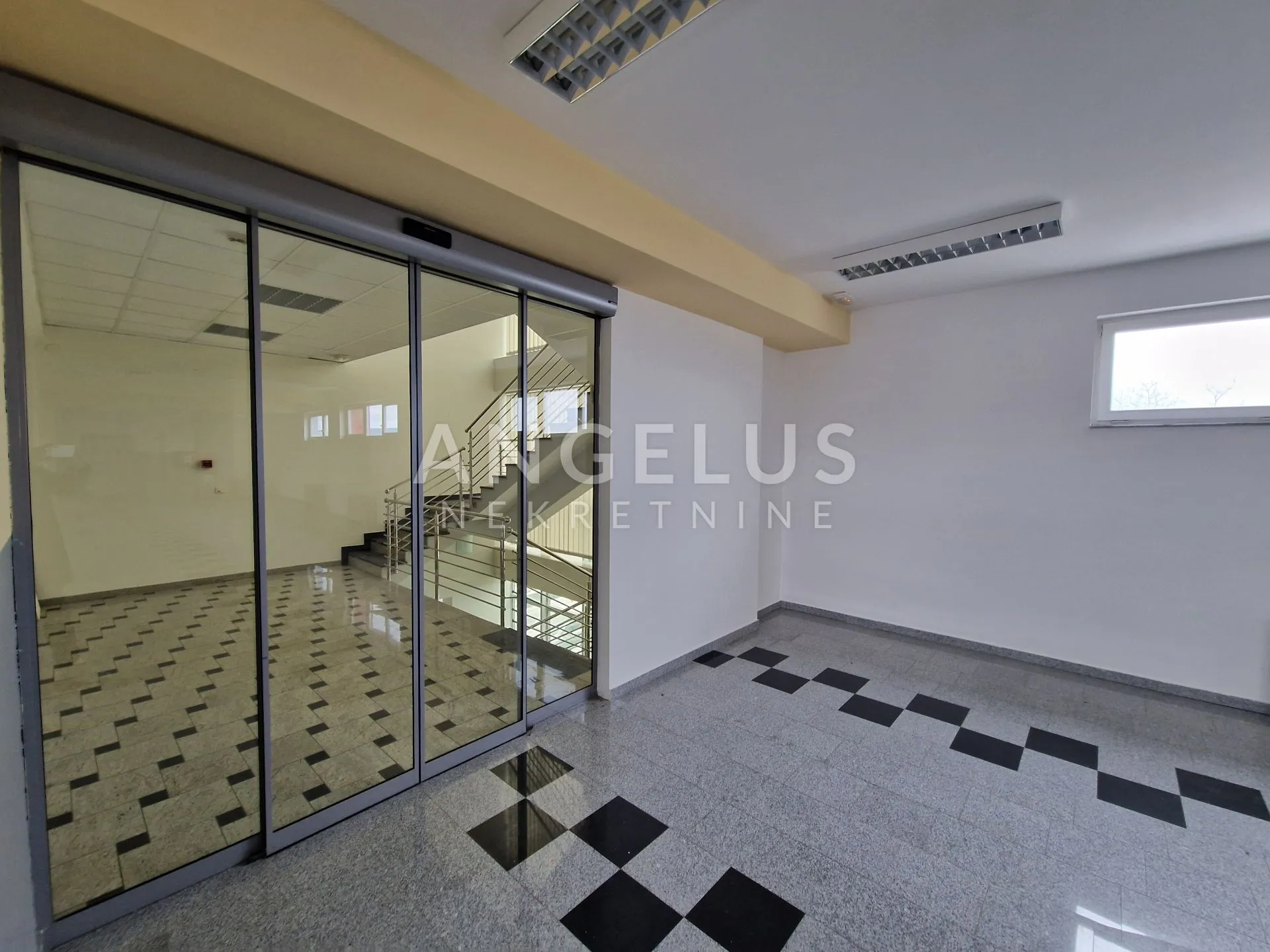 lučko - poslovna zgrada 1500 m2 - slika 2
