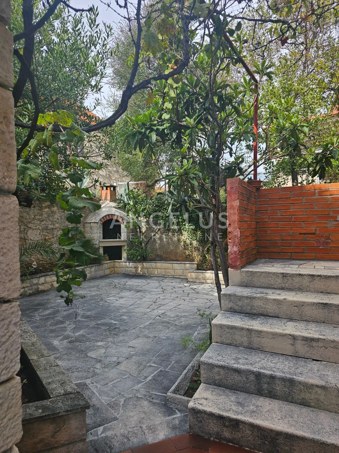brač, sutivan - kamena kuća, 1.red uz more - slika 35