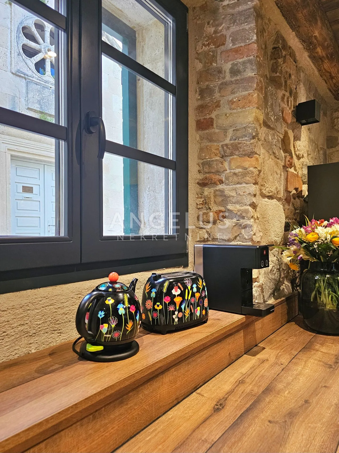 kaštela - povijesna kamena kuća u centru mjesta - slika 28