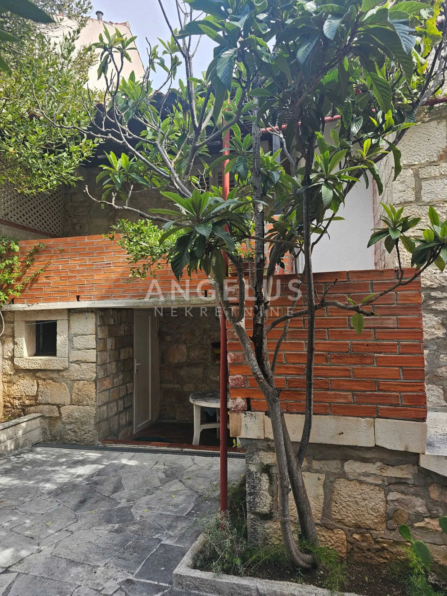 brač, sutivan - kamena kuća, 1.red uz more - slika 39