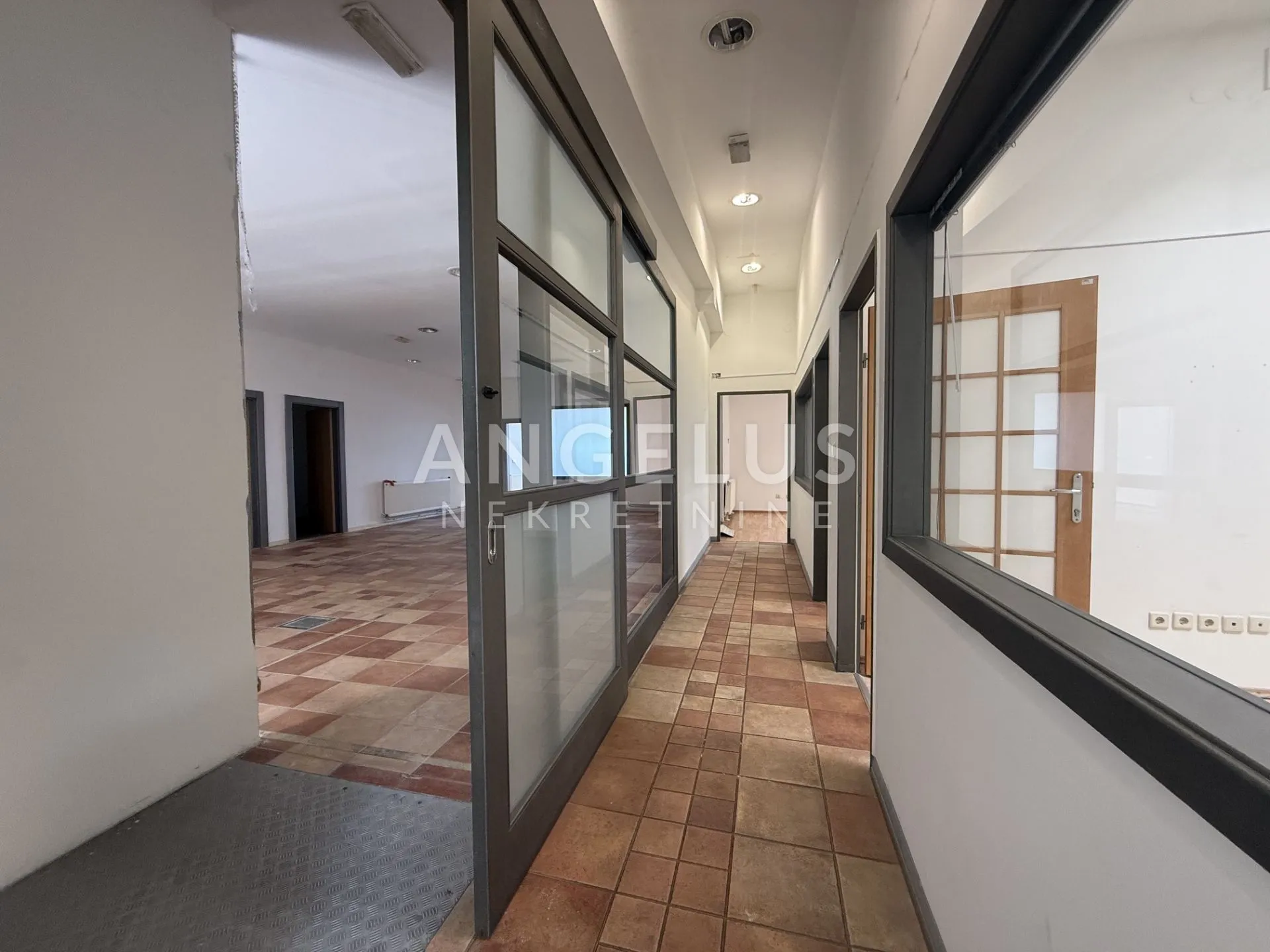 zagreb, buzin - uredsko, prodajno - skladišni prostor 650m2 s parkingom - slika 24