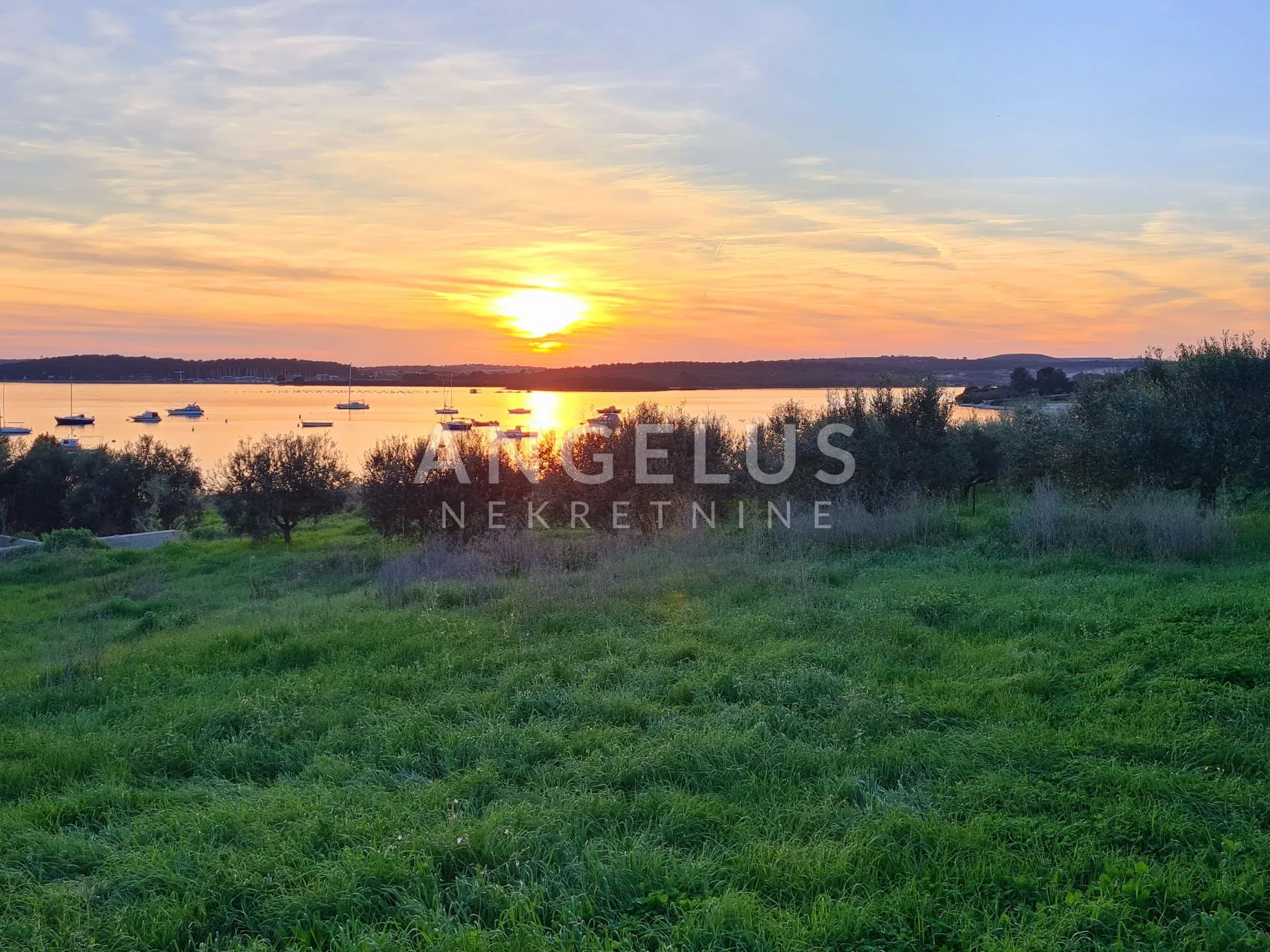 istra, medulin, građevinska parcela uz more, 1000m2 - slika 3
