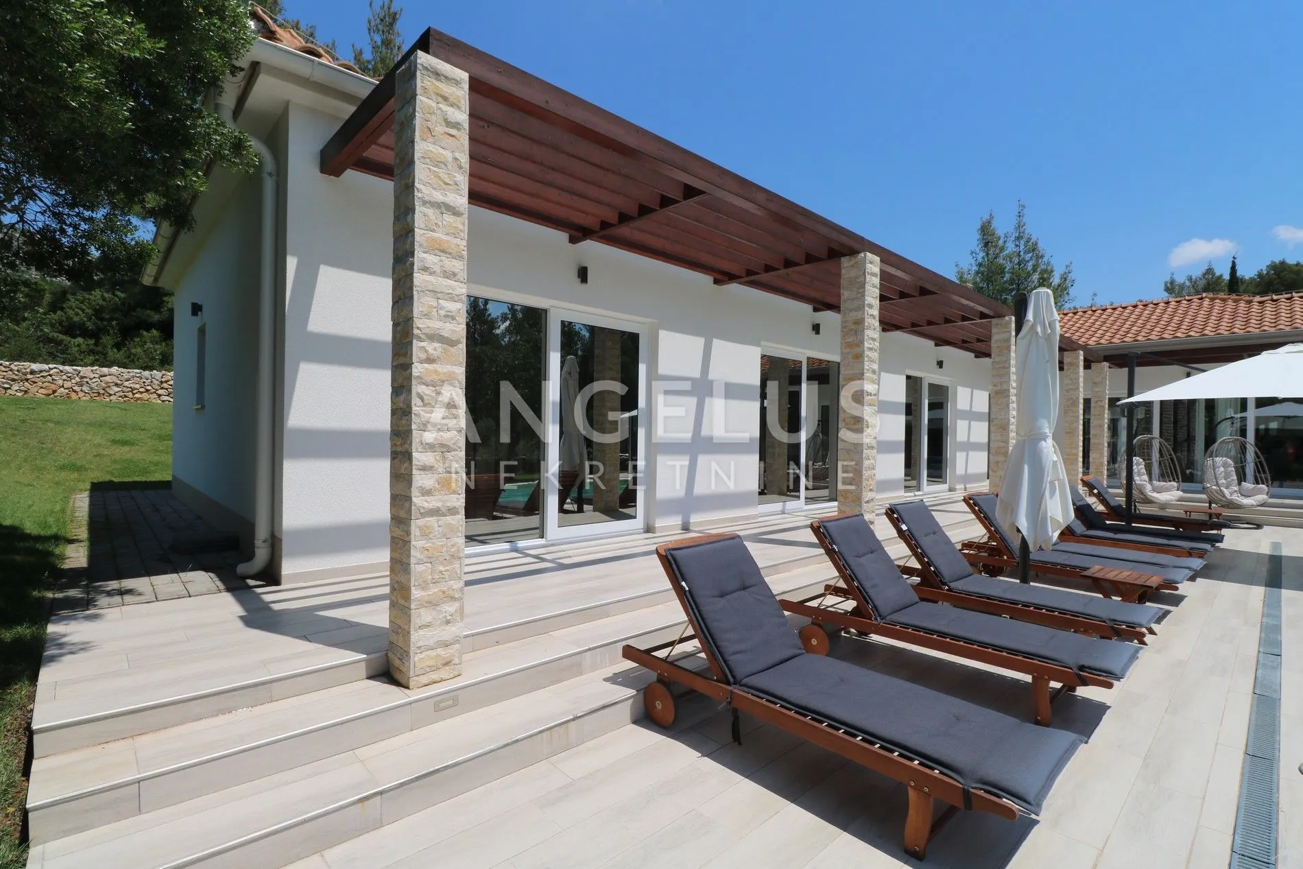 šibenik - moderna vila sa bazenom i okućnicom - slika 27
