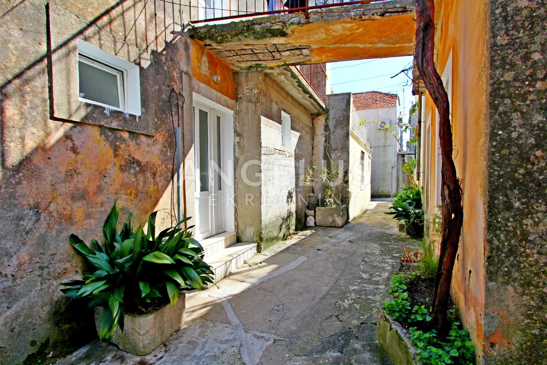 pelješac, mali ston - jedinstvena kuća s mostom ispod zidina, 180 m2. - slika 8