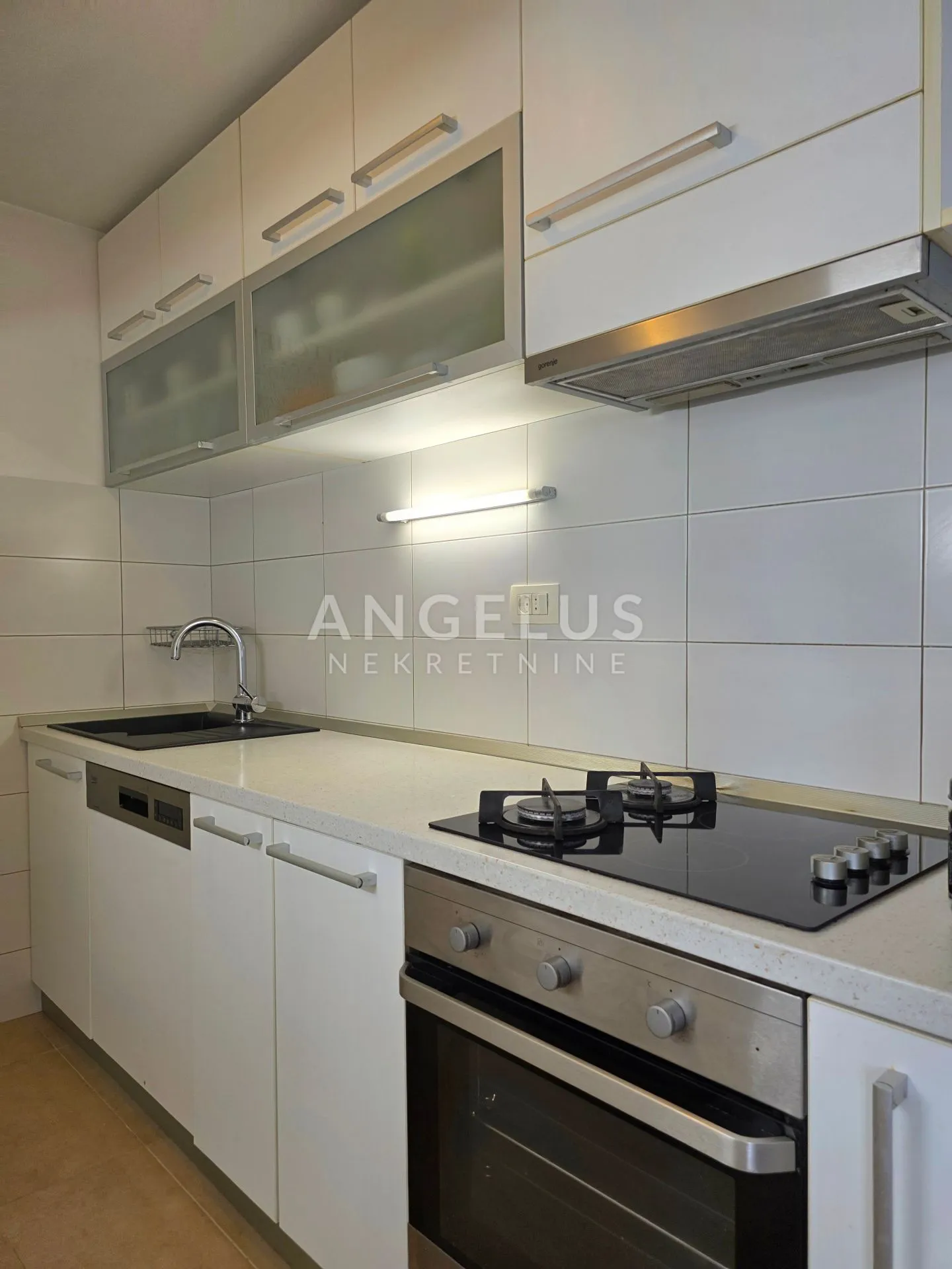 split 3 - dvosoban stan 60m2 sa velikom terasom 140m2 prodaja - slika 8