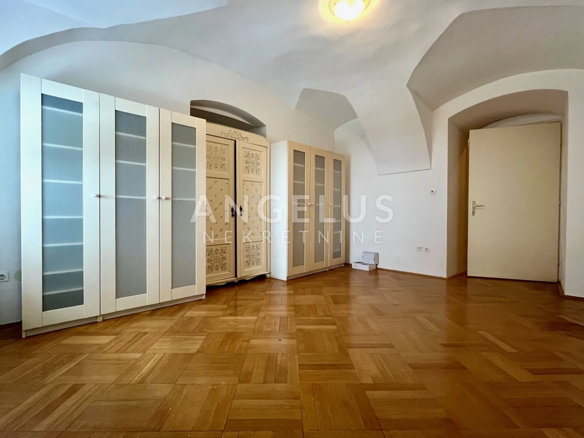 zagreb, gornji grad - stan s parkingom 250m 2 za najam u gornjogradskoj palači - slika 17