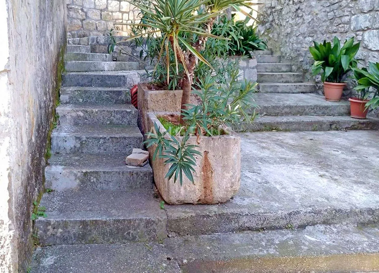 pelješac, mali ston - jedinstvena kuća s mostom ispod zidina, 180 m2. - slika 12