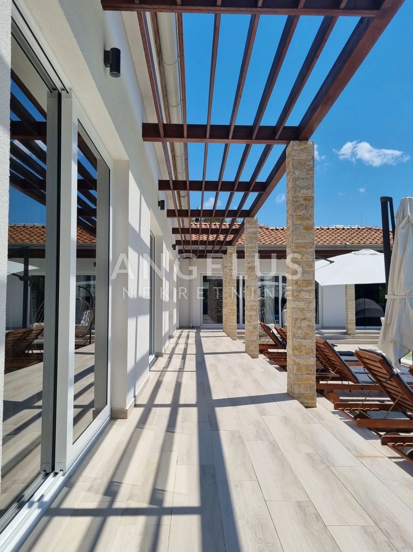 šibenik - moderna vila sa bazenom i okućnicom - slika 23
