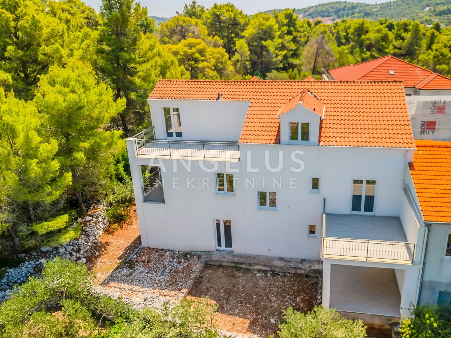 SNIŽENA CIJENA, Lumbarda, otok Korčula – dvojna kuća 360 m² u roh-bau fazi s pogledom na more – PRODAJA