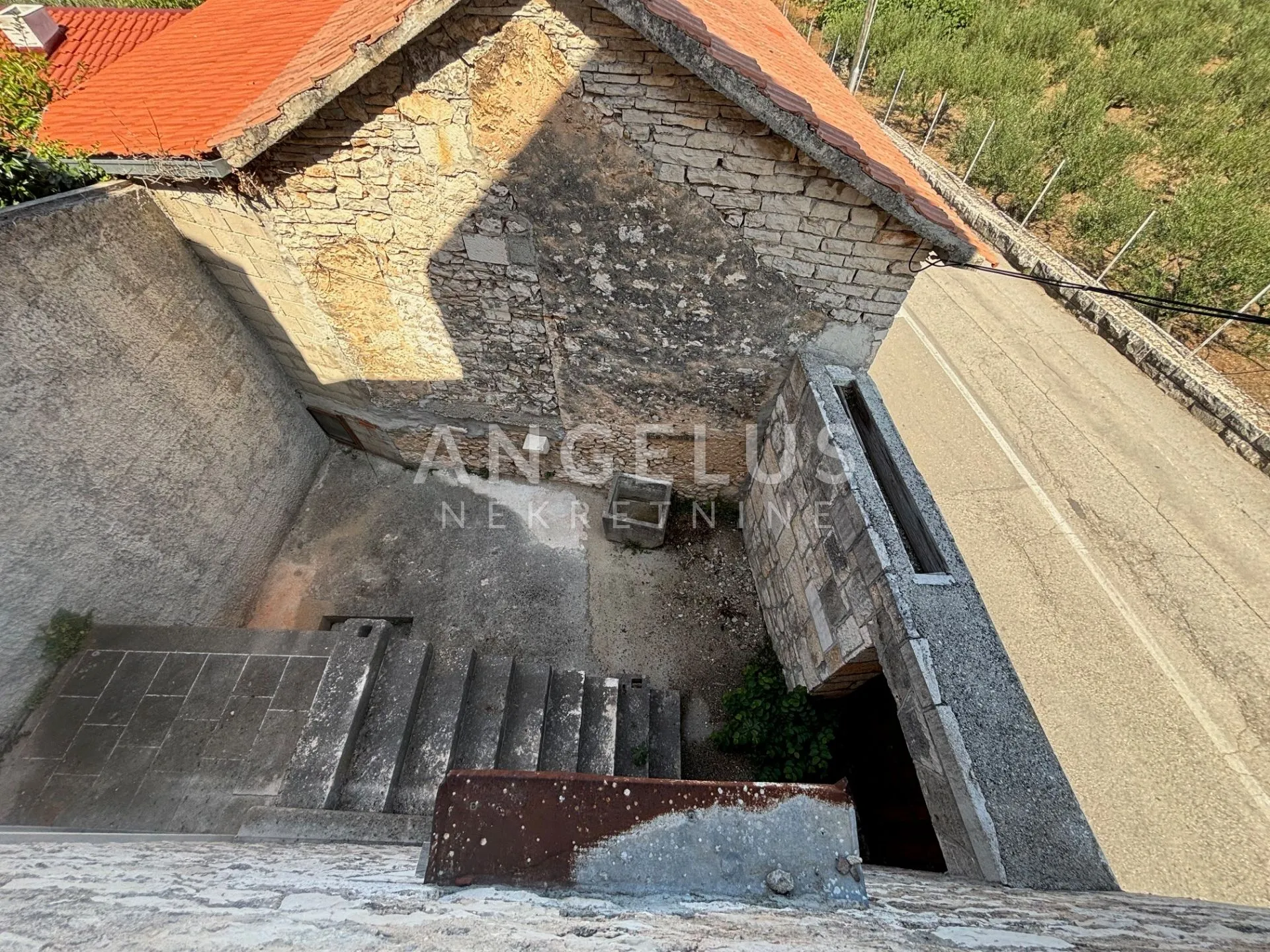 brač, nerežišća - autentična kamena kuća s privatnim vrtom i velikim potencijalom, prodaja - slika 5