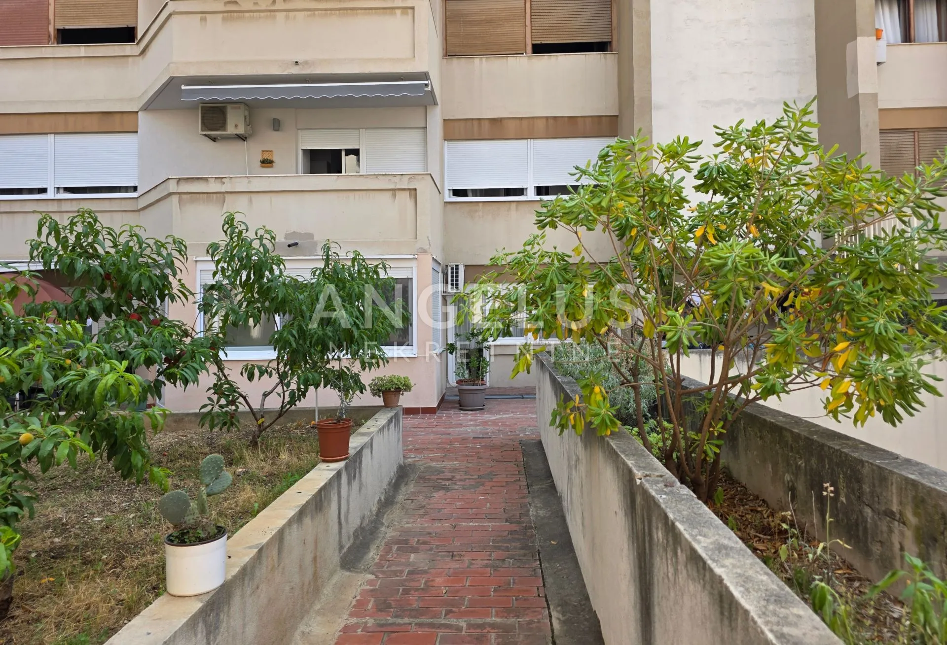 split 3 - dvosoban stan 60m2 sa velikom terasom 140m2 prodaja - slika 29