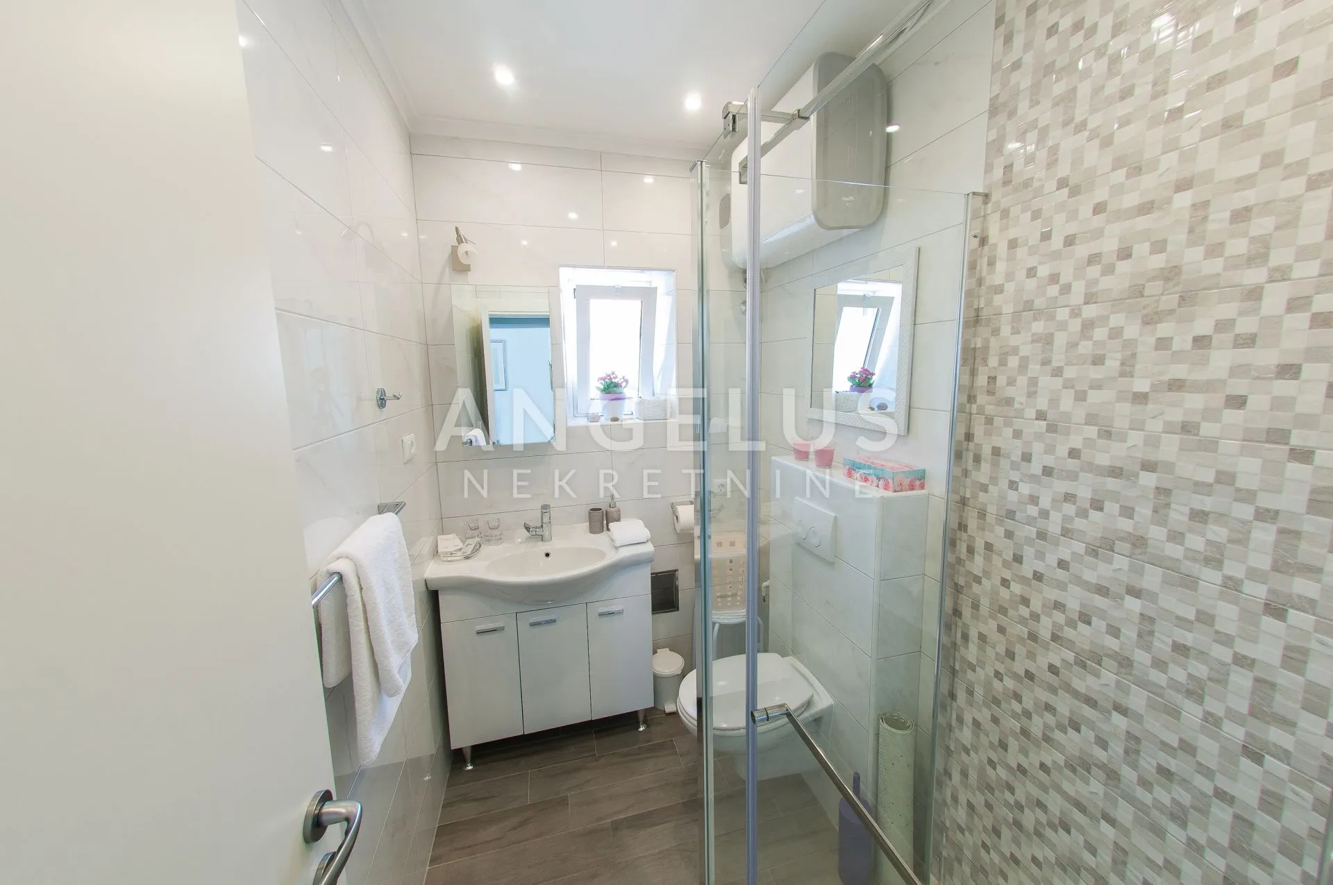 split, centar - uređeni apartmani u dioklecijanovoj palači - slika 16
