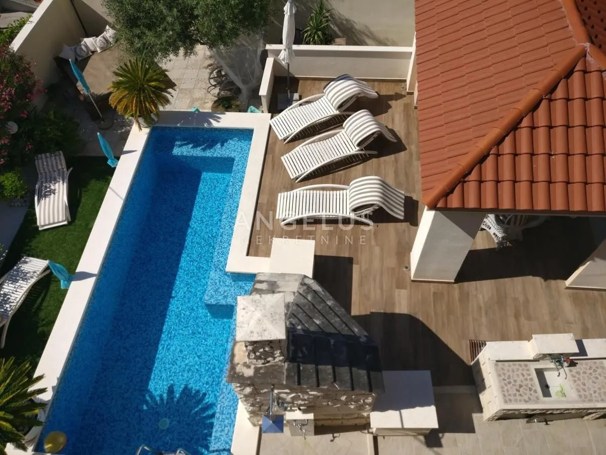 trogir - uređena apartmanska kuća sa bazenom i teretanom, 350 m2 - slika 2