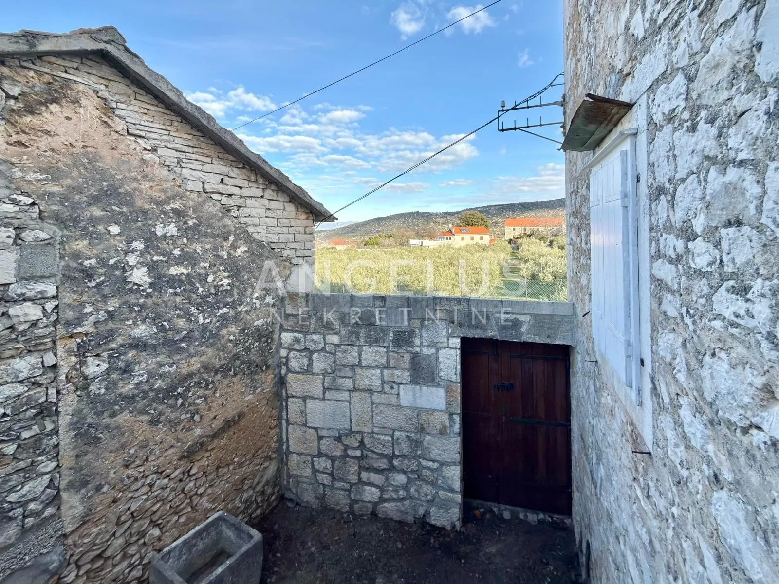 brač, nerežišća - autentična kamena kuća s privatnim vrtom i velikim potencijalom, prodaja - slika 11