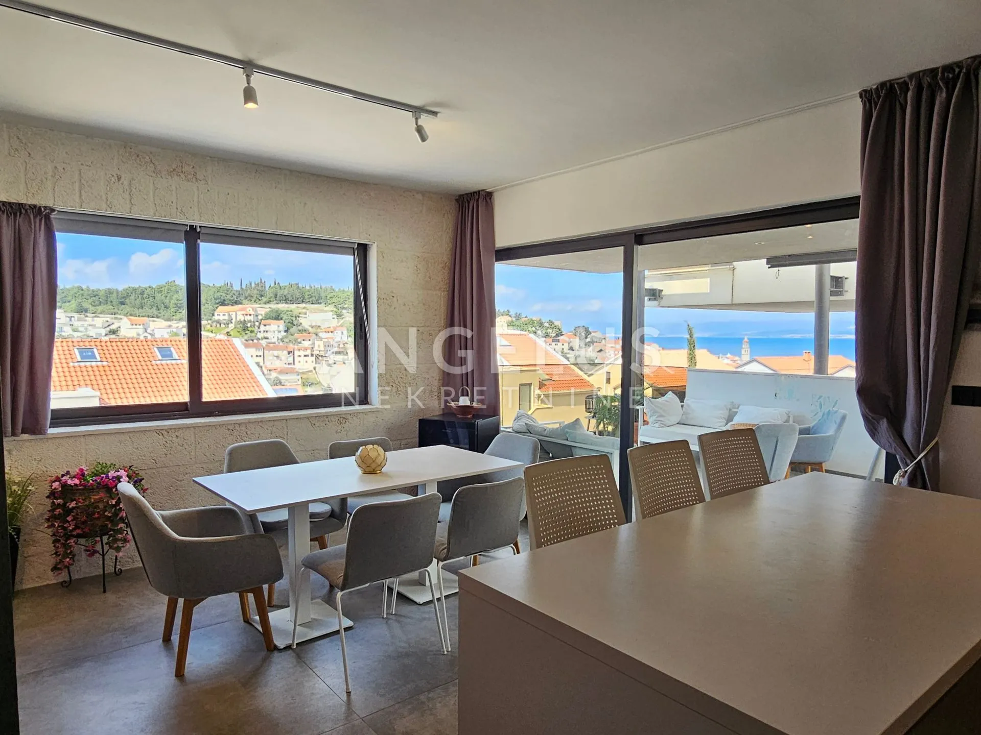 Brač, Sutivan - dvosoban stan sa terasom i pogledom na more, 112m2, PRODAJA
