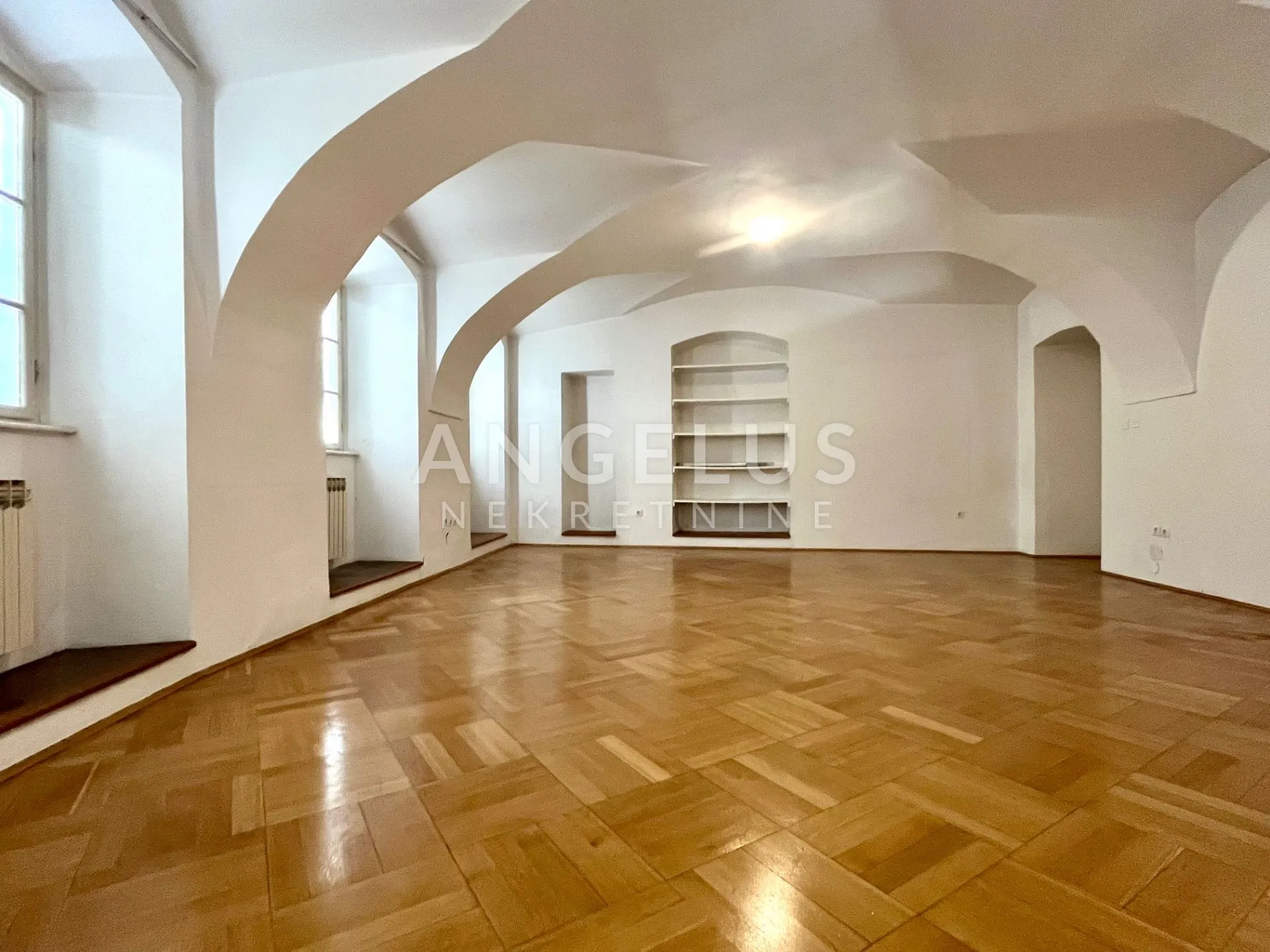 Zagreb, Gornji Grad - stan s parkingom 250m 2 za najam u gornjogradskoj palači