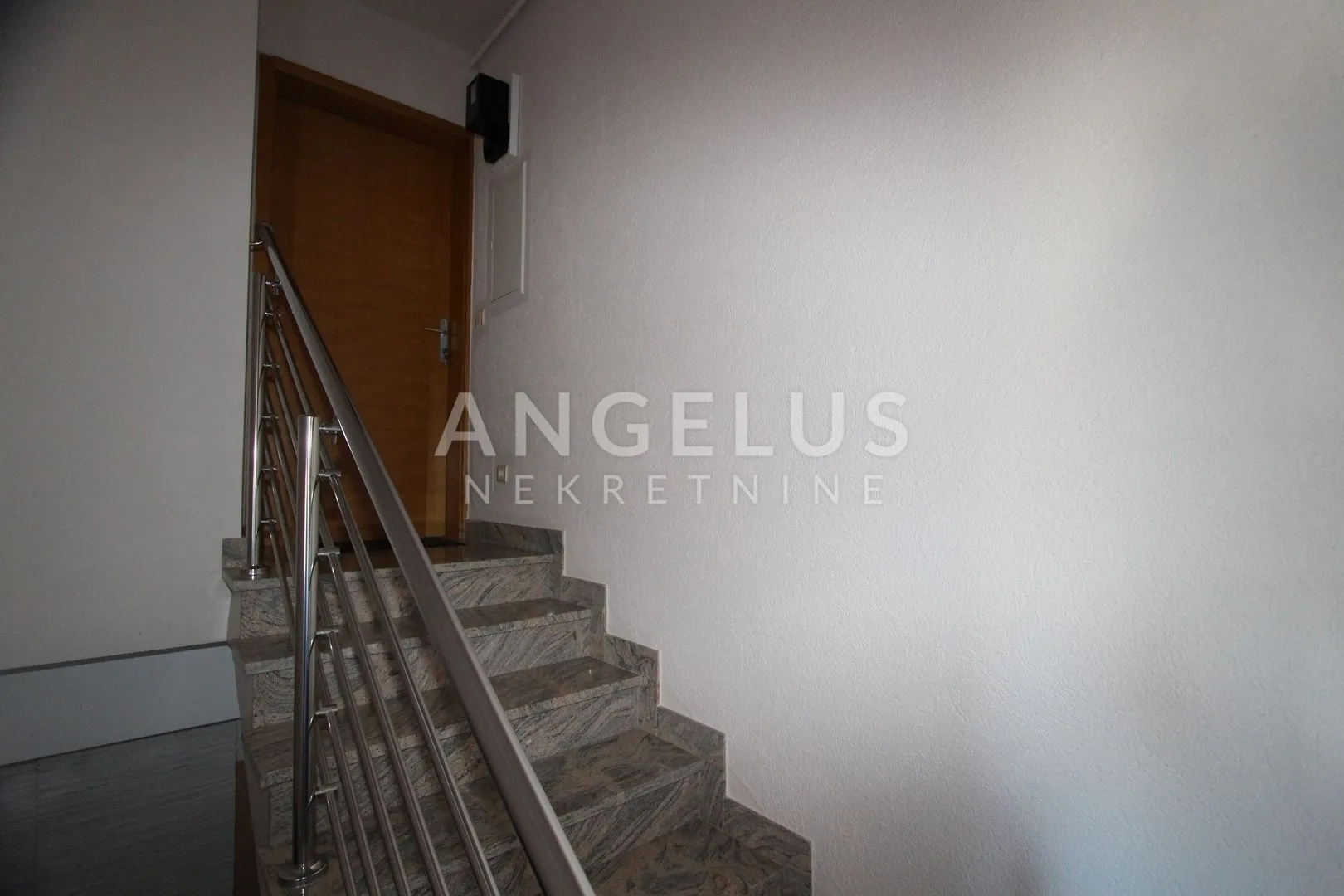 zagreb - dugave lijep trosoban stan 54 m2 - slika 18