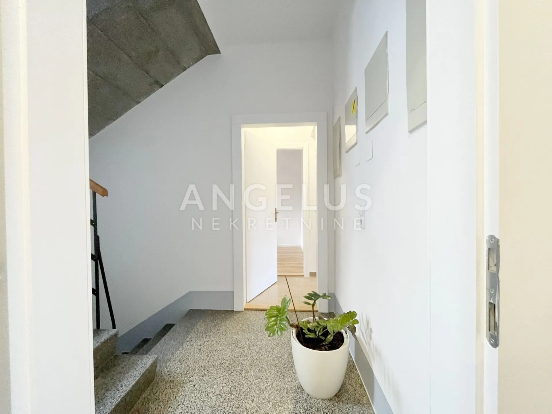 zagreb, staro trnje - poslovni prostor za zakup, 69 m2 s garažom - slika 2