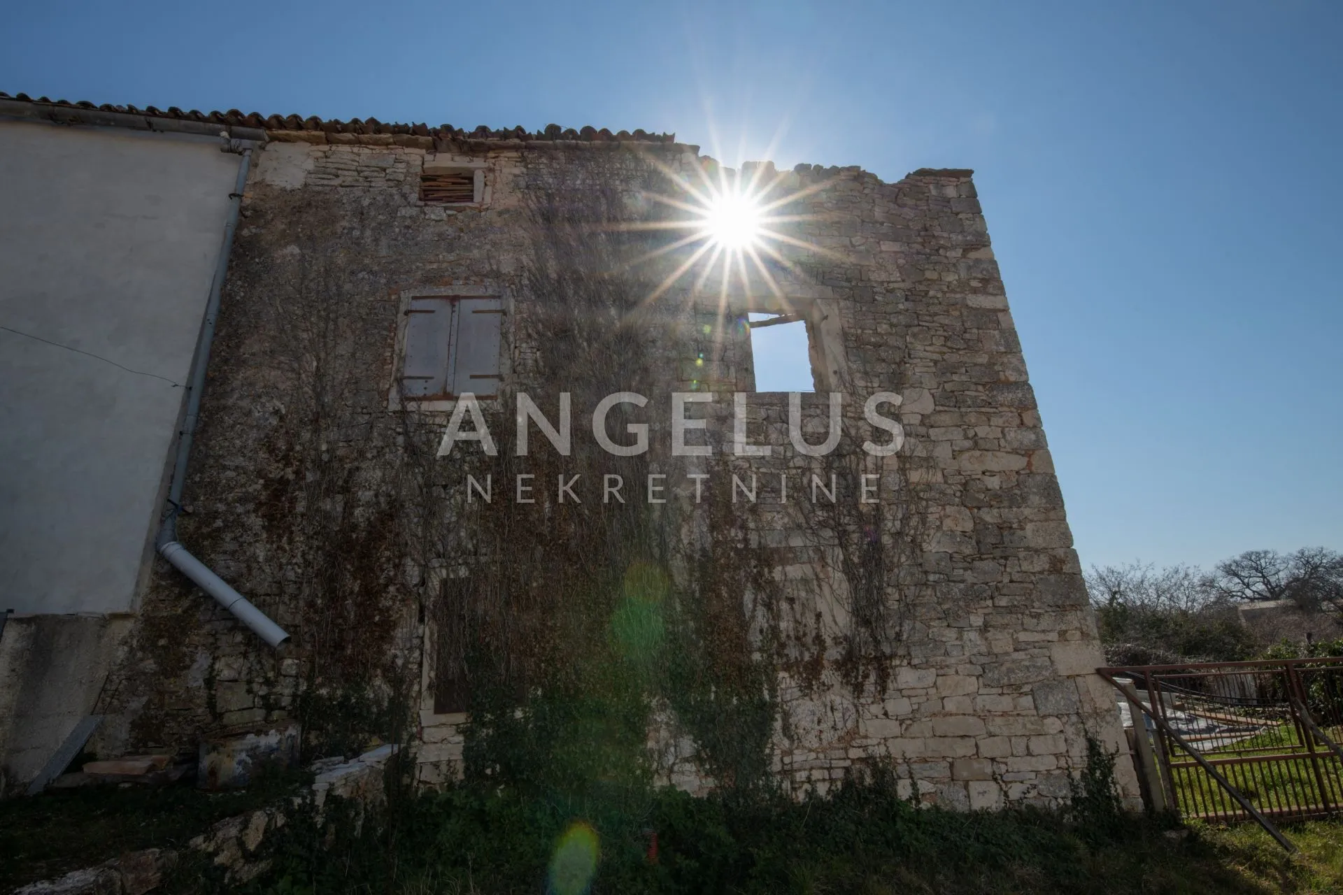 istra, marčana - luksuzna vila na istočnoj obali istre - slika 49