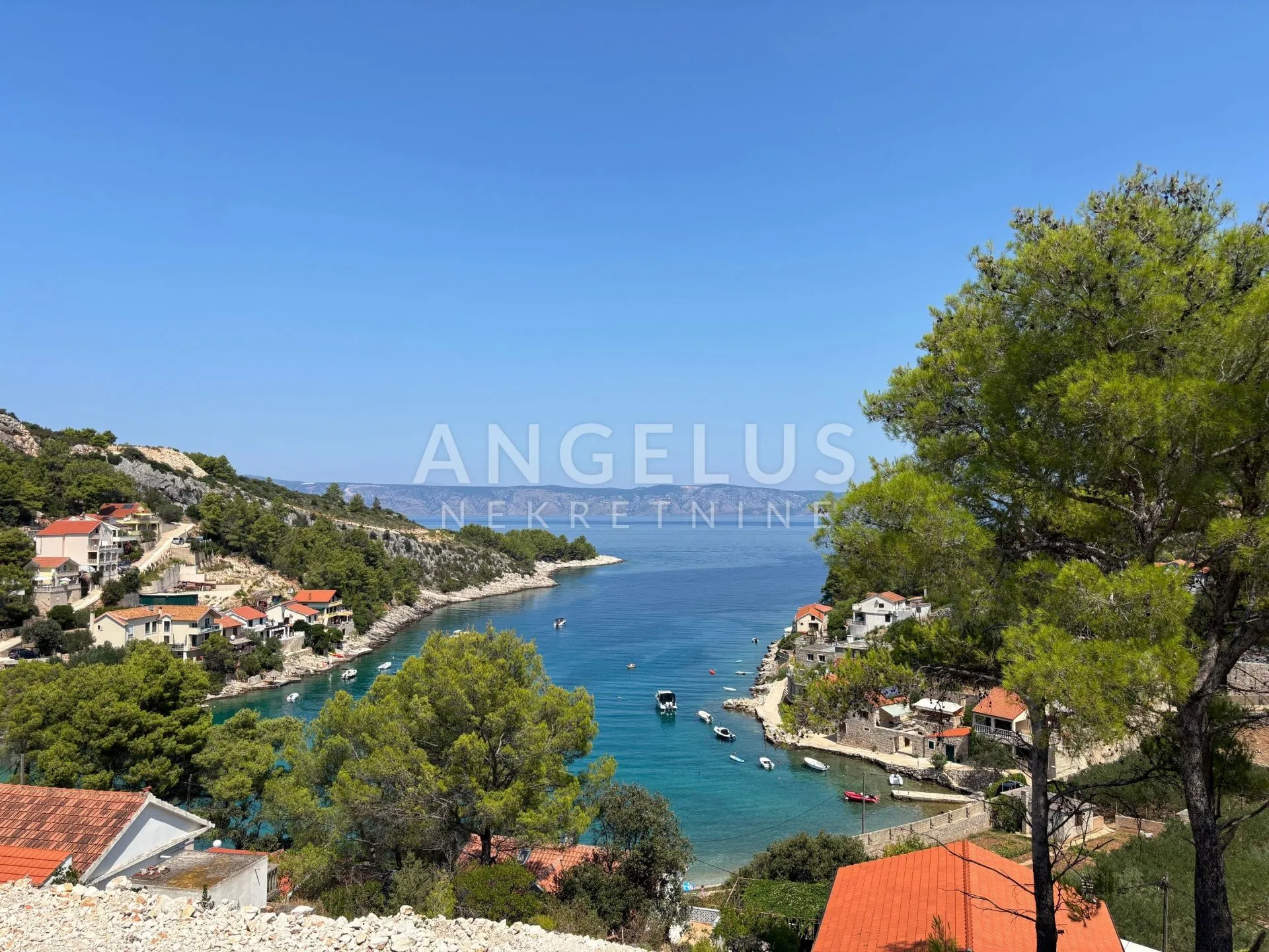 Hvar, Jelsa - atraktivno građevinsko zemljište prvi red do more, 1000 m2