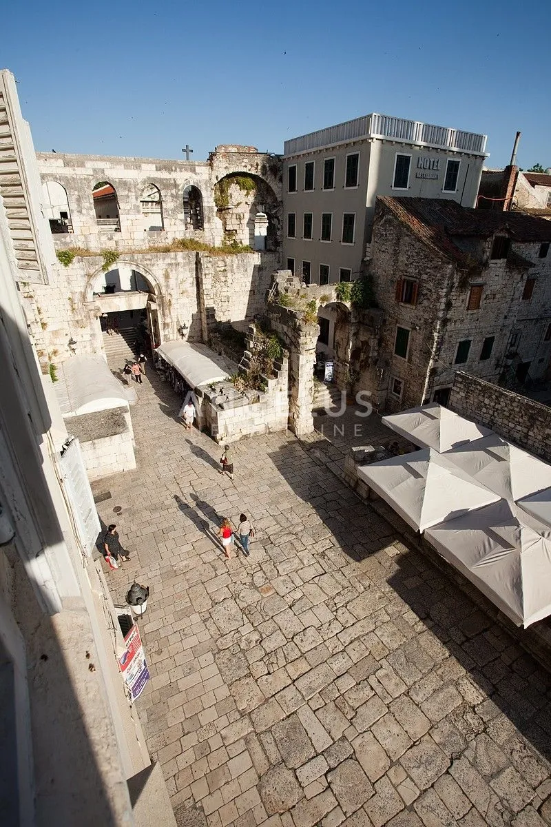 split, centar - prestižan trosoban stan u povijesnoj jezgri splita, prodaja - slika 12