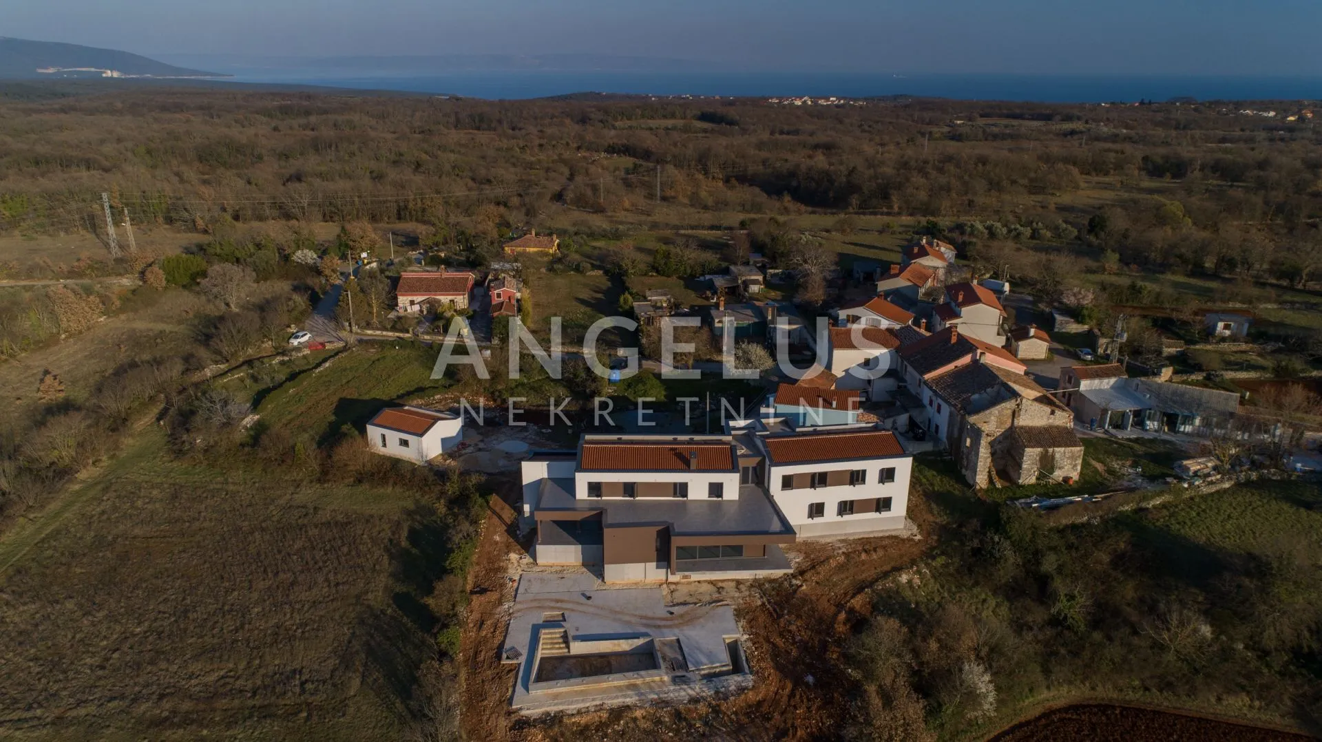 istra, marčana - luksuzna vila na istočnoj obali istre - slika 2
