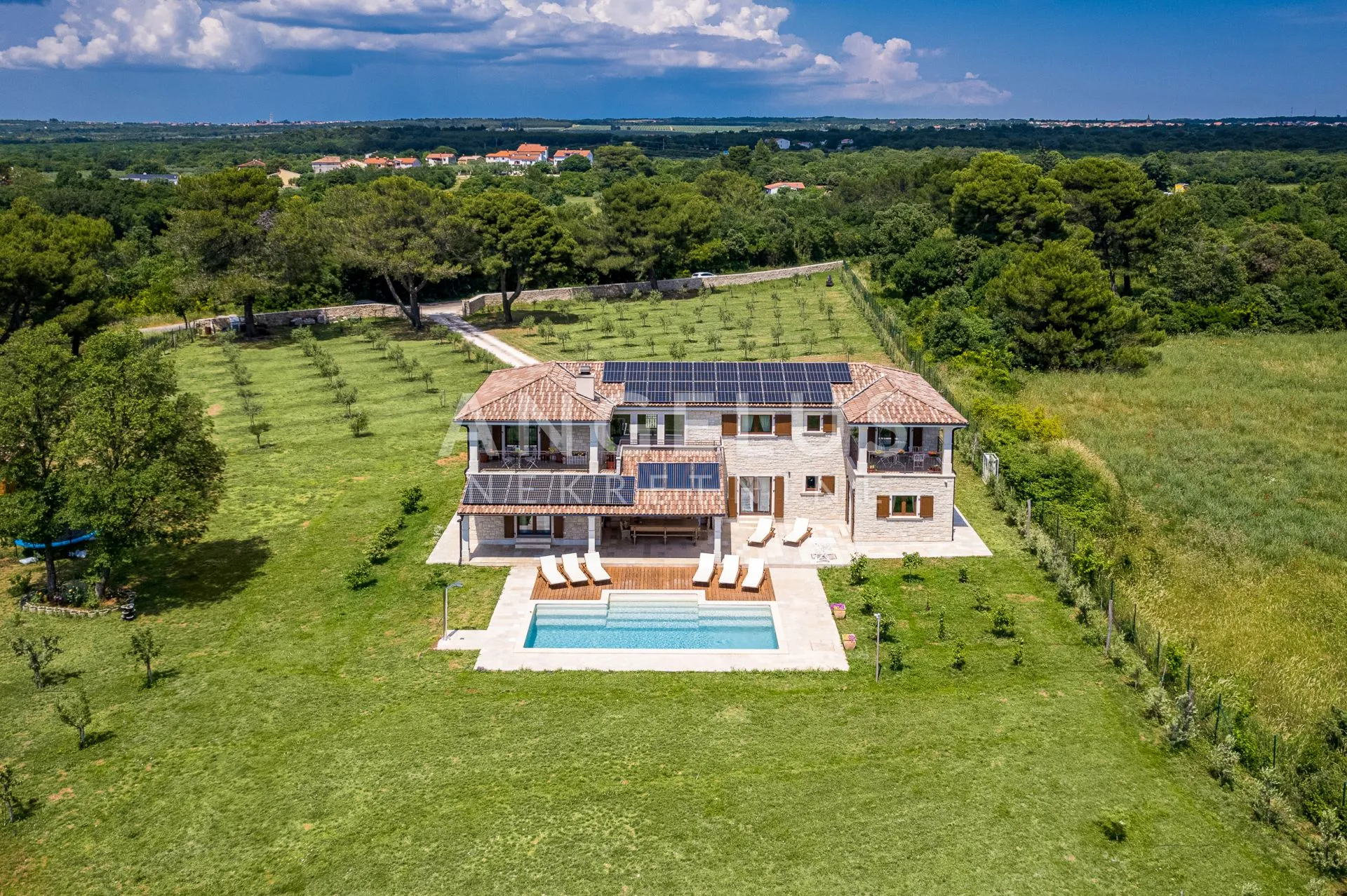 Istra, Pula - luksuzna vila s bazenom i imanjem, dugoročno!