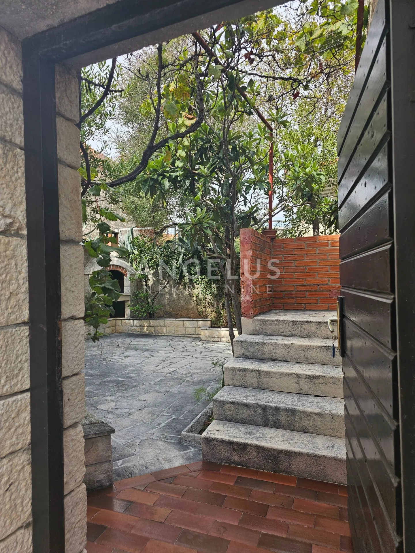 brač, sutivan - kamena kuća, 1.red uz more - slika 36