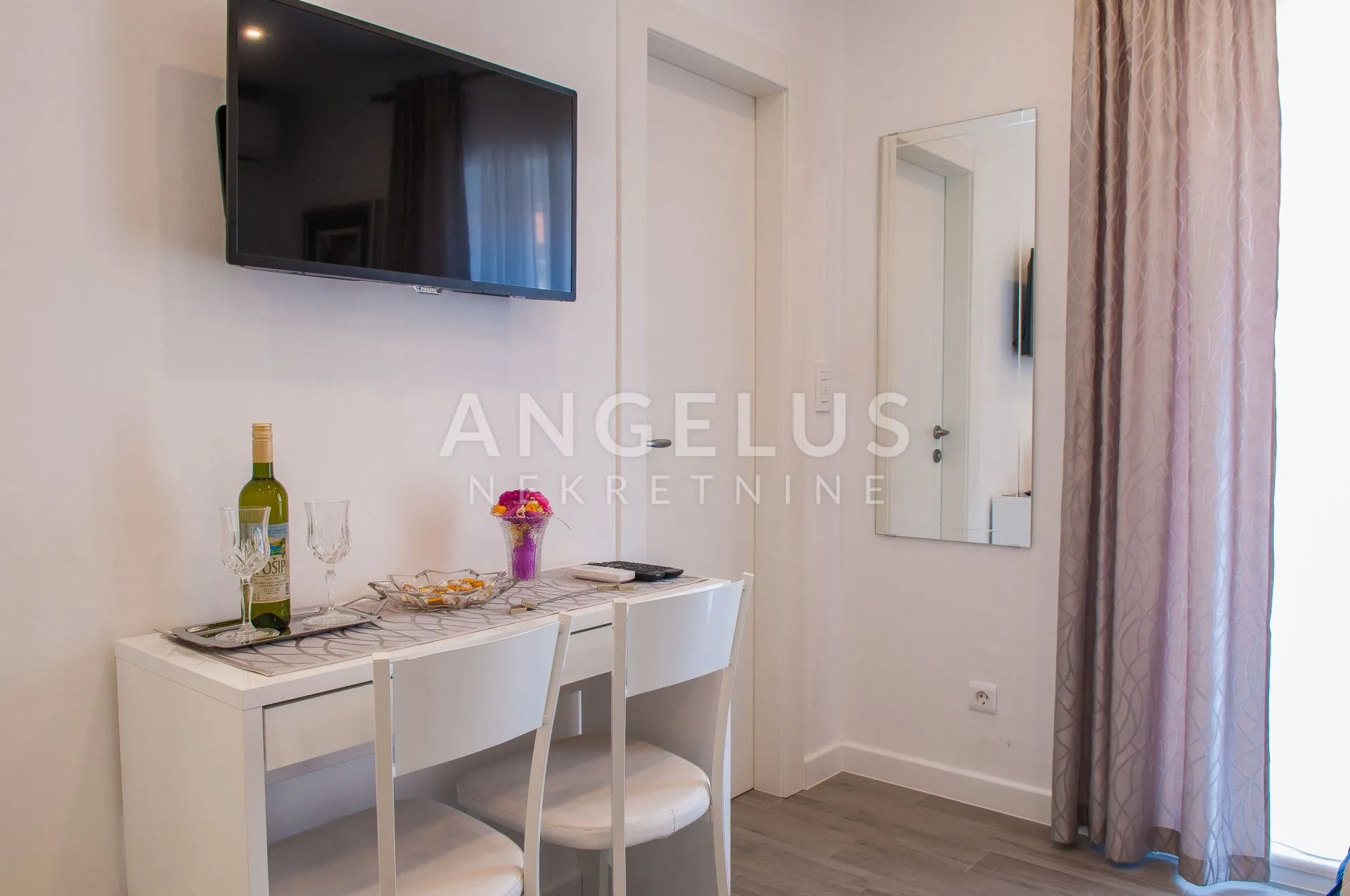 split, centar - uređeni apartmani u dioklecijanovoj palači - slika 2
