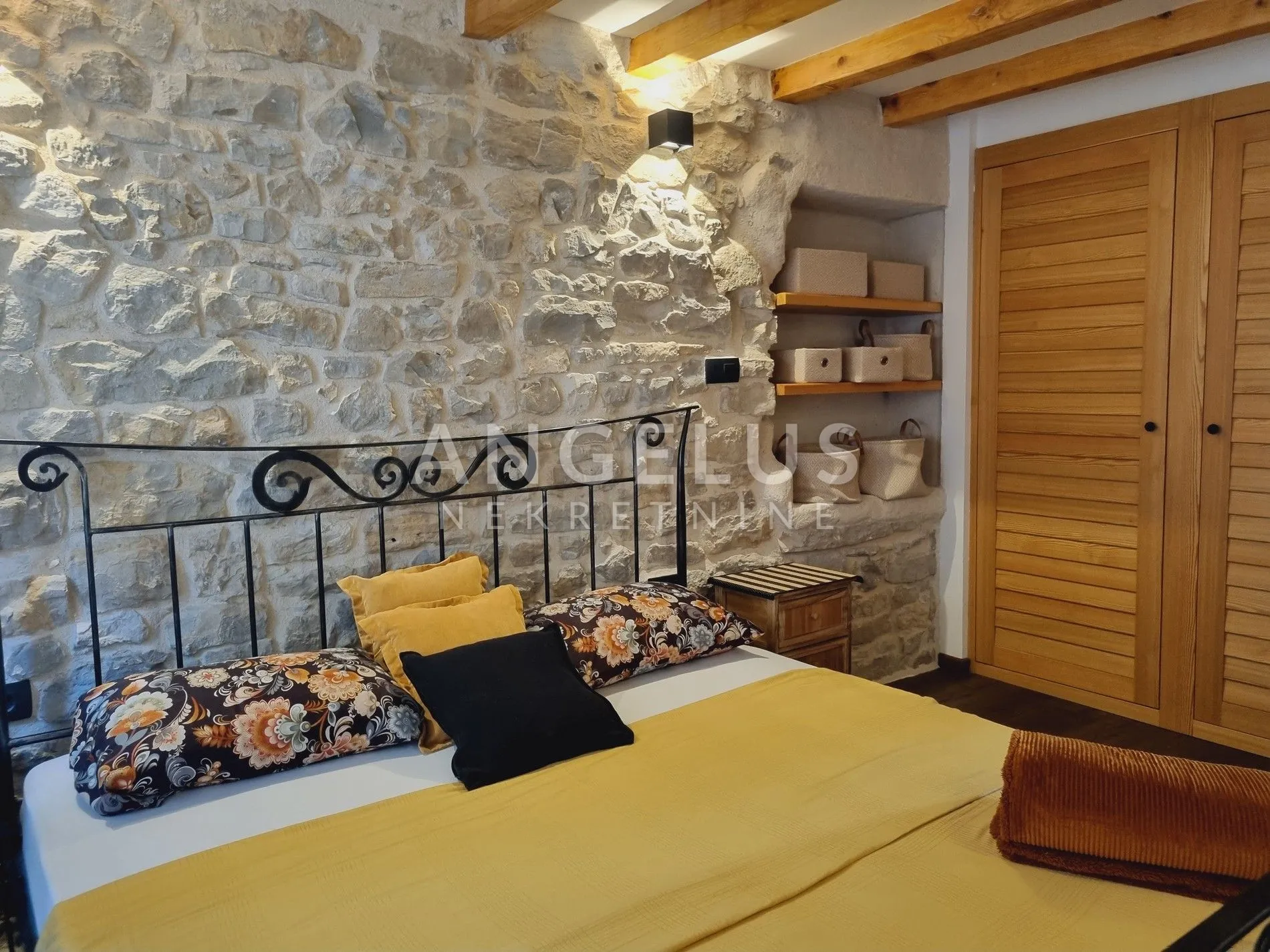 kaštela - renovirana kamena kuća u centru mjesta, 90 m2 - slika 9