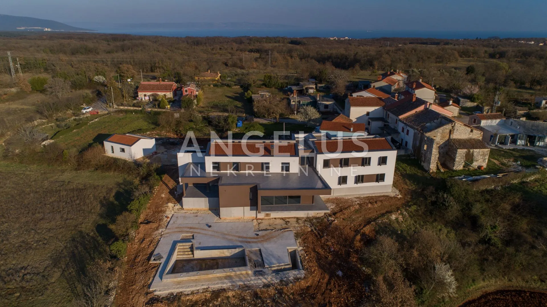 istra, marčana - luksuzna vila na istočnoj obali istre - slika 28
