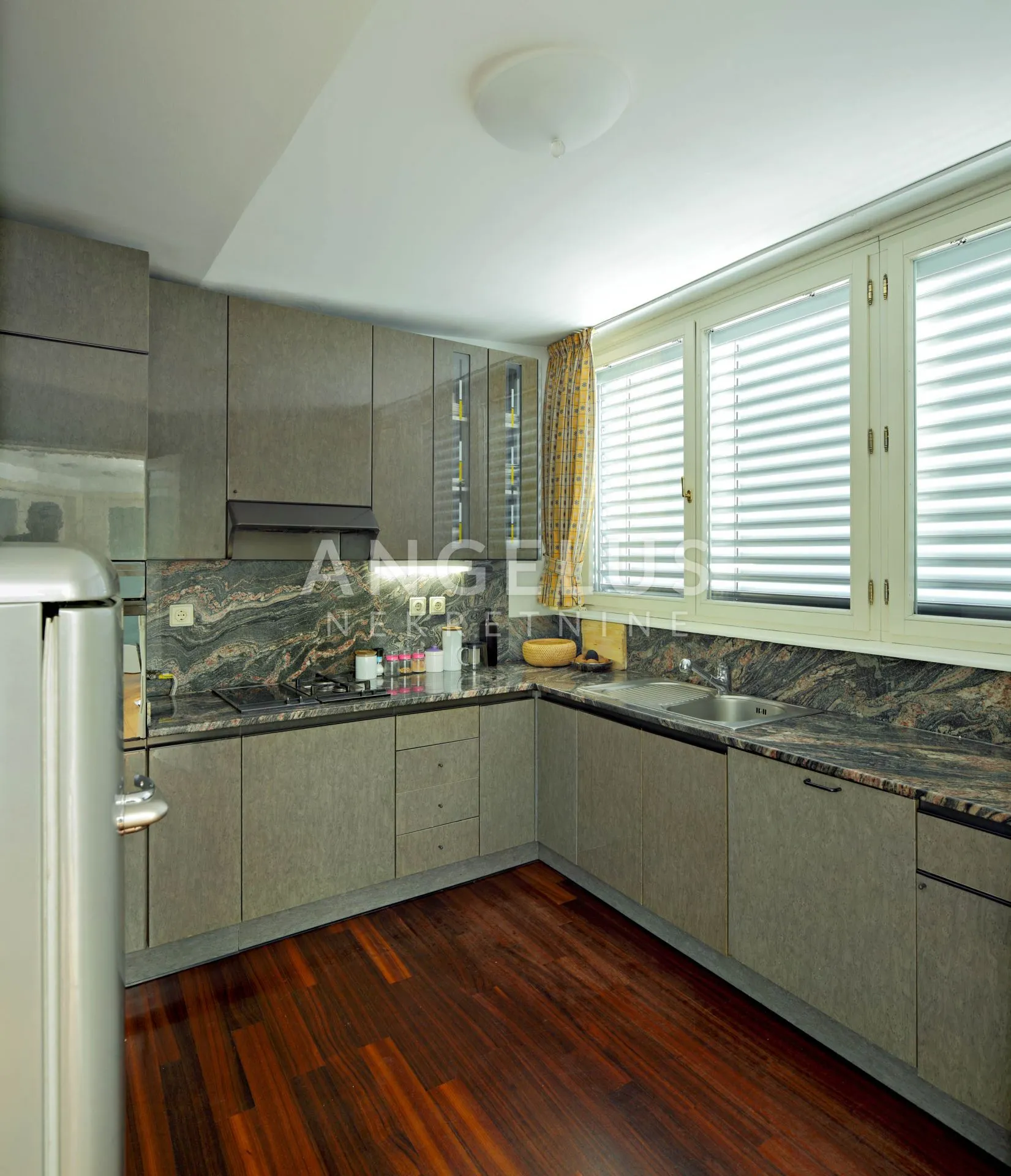 zagreb, tuškanac - luksuzna vila 900m2 s bazenom i vrtom - slika 29