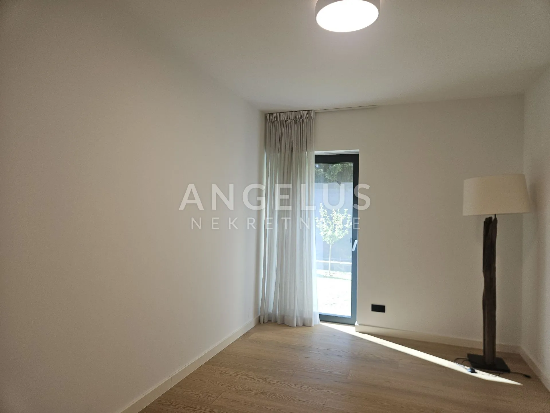 zagreb - ribnjak luksuzan stan 143 m2 + vrt + garaža 31m2 - slika 15