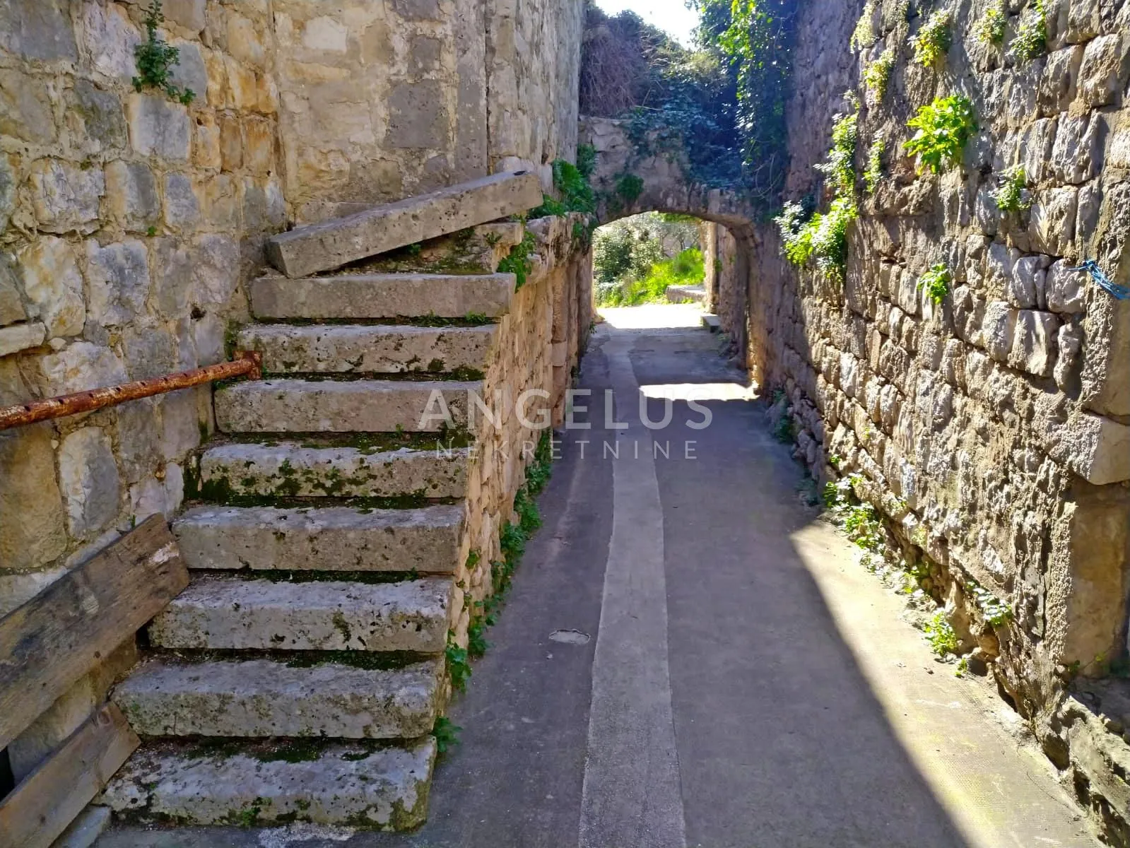 pelješac, mali ston - jedinstvena kuća s mostom ispod zidina, 180 m2. - slika 11