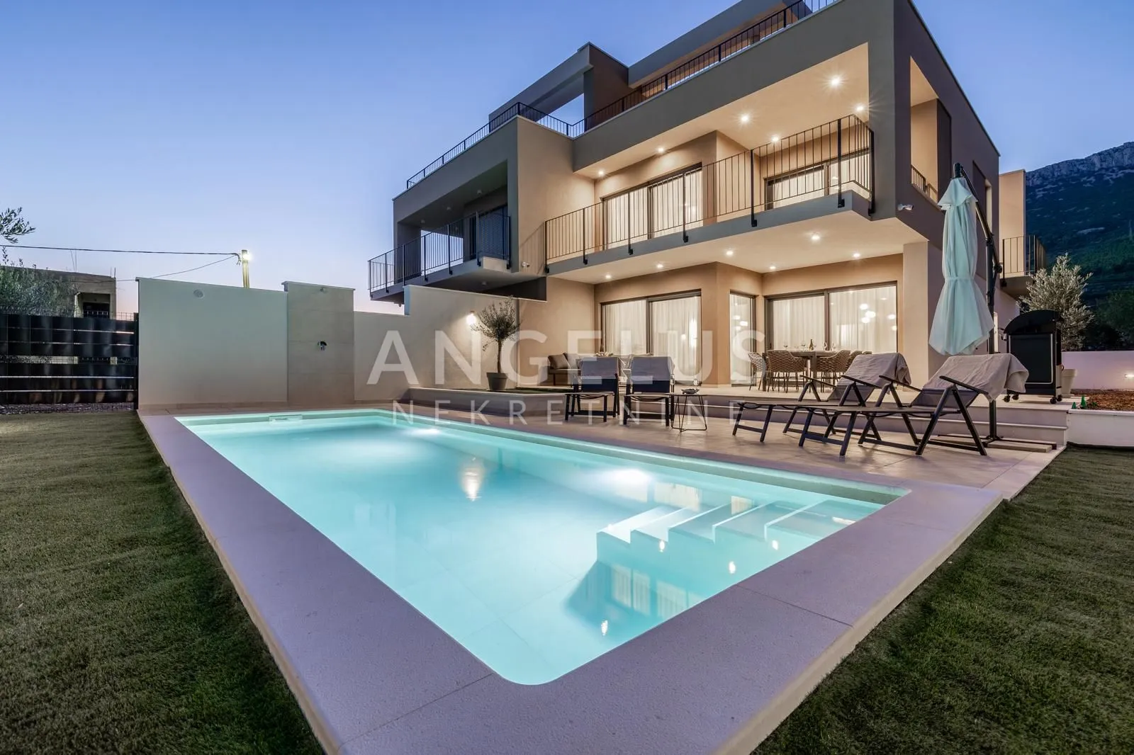 Kaštela - nova moderna vila sa bazenom i pogledom, NAJAM - Kaštel Stari, Kaštela