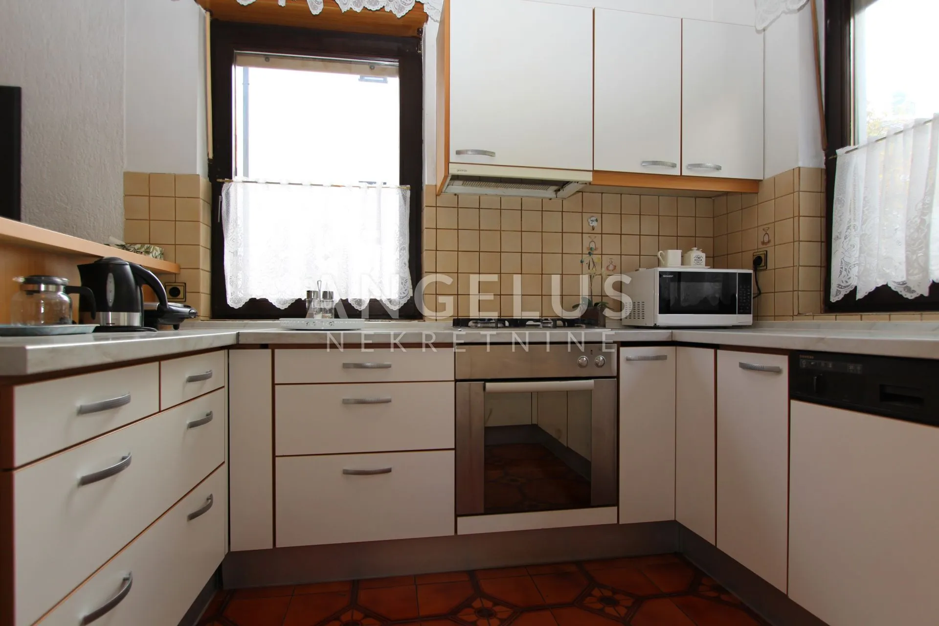 zagreb, pantovčak - dvoetažni stan 160m2 s balkonom, režije uključene - slika 4