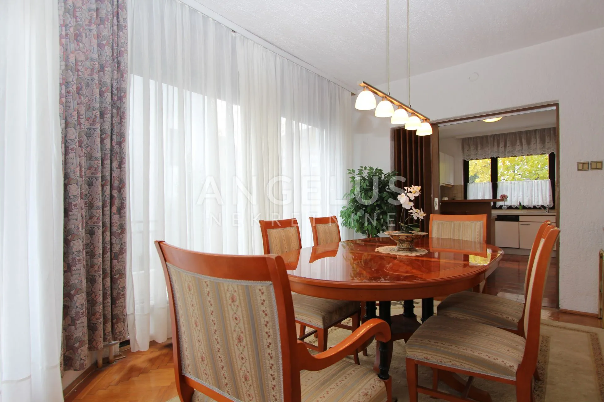 zagreb, pantovčak - dvoetažni stan 160m2 s balkonom, režije uključene - slika 2