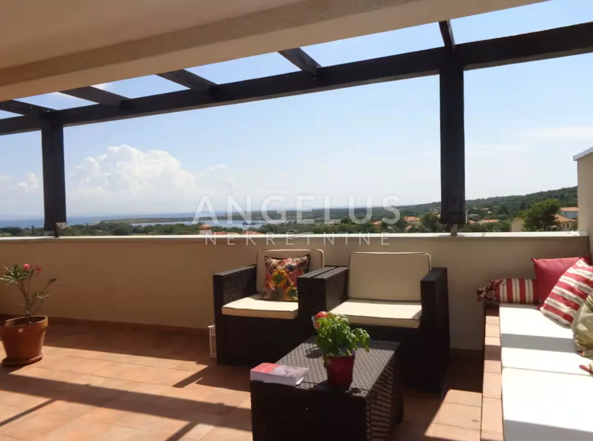 Istra, Ližnjan - stan dvorištem i terasom, pogled na more, 70m2